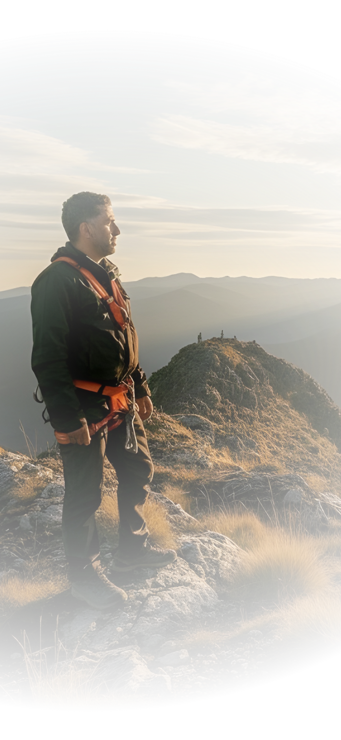 صورة لعبدالعزيز على قمة جبل